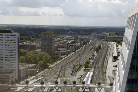 903201 Overzicht van het emplacement aan de zuidzijde van het Centraal Station te Utrecht, vanaf de 21e verdieping van ...